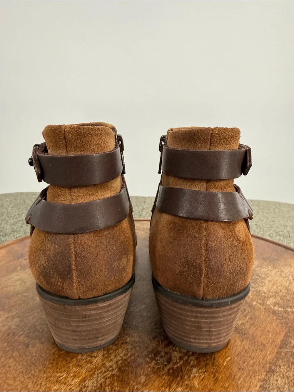 Clarks Artisan Boots Wm 8M Brown Suede Ankle Distressed Stacked Heel
